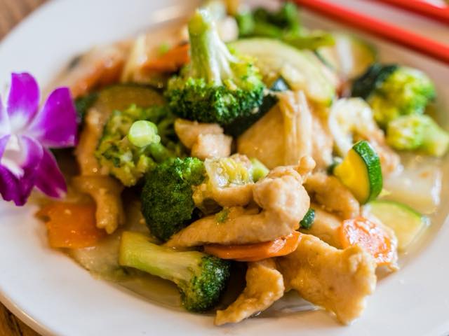 Chicken with Sizzling Vegetables — light garlic wok sauce, Autumn Court Phoenix